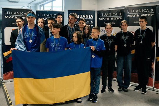 Įvyko istorinis Lietuvos ir Ukrainos moksleivių robotikos čempionato superfinalas