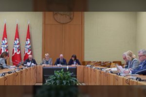 Kolegų iniciatyva pralinksmino Seimo valdybos narius: „Gal bus daugiau ramybės Seime“