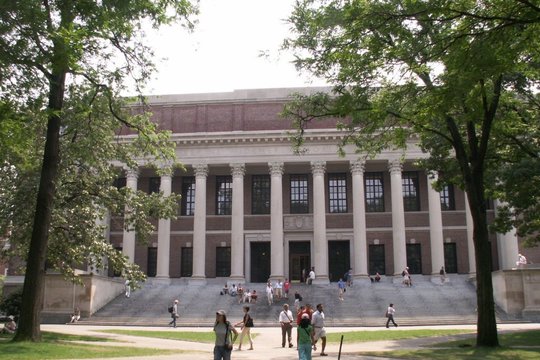 Harvardo universitetui – naujas smūgis: vėl mažinamas finansavimas