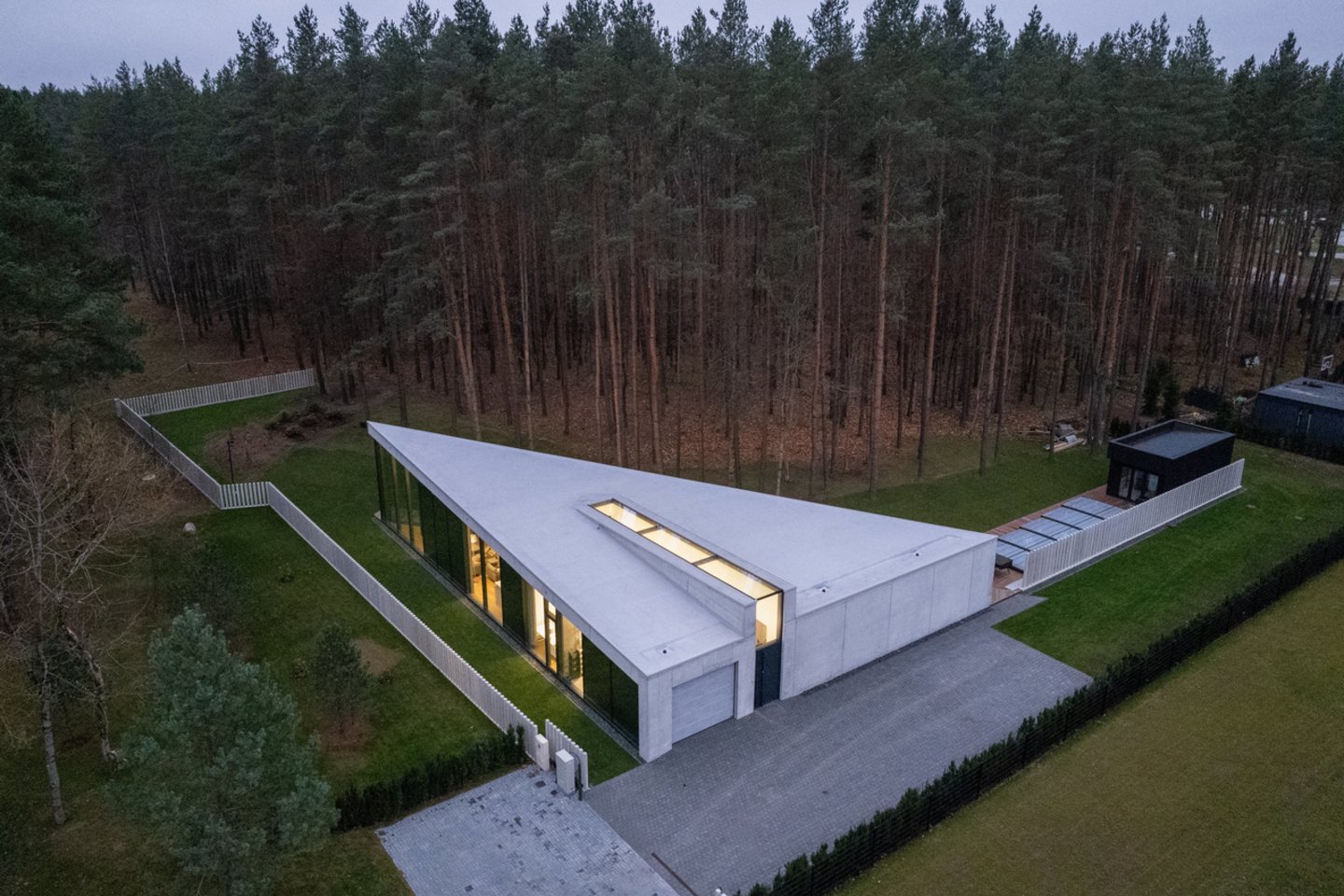 Namas Meškeriotojų gatvėje – vienas iš G.Natkevičiaus biuro (E.Samuolis, G.Natkevičius) kūrinių, jam labiausiai patinkančių.<br>L.Mykolaičio nuotr.