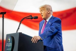 Tęsdamas kelionę po Artimuosius Rytus D. Trumpas atvyko į Katarą