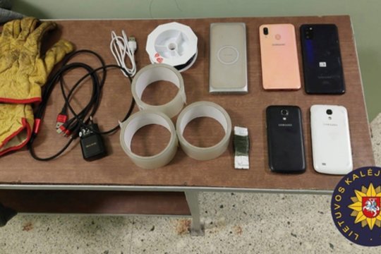 Pareigūnai užkardė bandymą į Vilniaus kalėjimą permesti paketą su telefonais