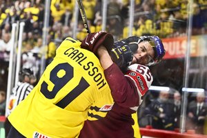 Latvijos ledo ritulininkai laikėsi prieš Švediją, tačiau per 12 sek. praleido du įvarčius ir subyrėjo