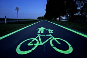 To Lietuvoje dar nebuvo: pėsčiųjų ir dviračių takas švytės tamsiuoju paros metu