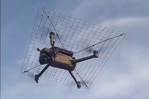 Keisti vaizdai: tai jau pradeda montuoti ir į dronus