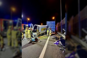 Lietuvio vairuojamas mikroautobusas netoli Varšuvos rėžėsi į vilkiką: 5 žmonės žuvo