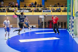 Prasidėjusiame Lietuvos rankinio lygos finale intriga laikėsi tik pirmą kėlinį