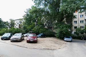 LAT pasisakė dėl parkavimo daugiabučių kiemuose: ką privalu žinoti gyventojams