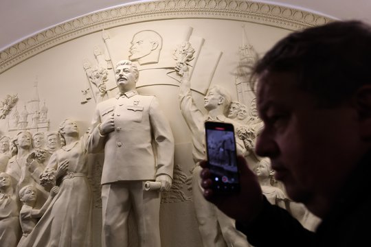 Maskvos metro atidengtas atkurtas paminklas Stalinui
