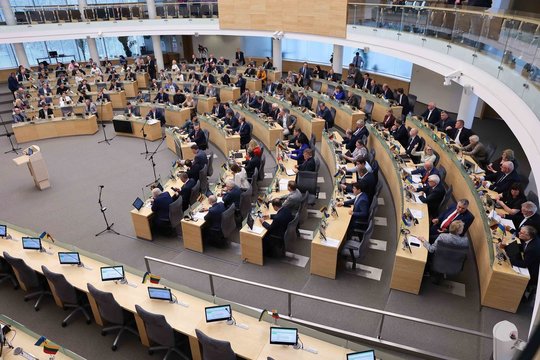 Atsakė, ar politikai gali tapti lobistais: problema viena