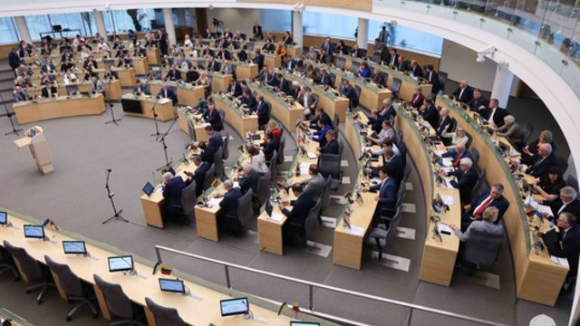 Atsakė, ar politikai gali tapti lobistais: problema viena