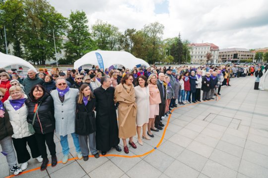 Vilniaus Katedros aikštę užliejo apsikabinimų banga: išreiškė palaikymą susidūrusiems su vėžiu