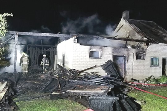 Kai alkoholis aptemdo protą: apimti keršto ir įtūžio žmonės padegė savo namus 