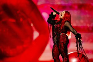 Maltos atstovė „Eurovizijoje“ užkūrė tikrą šou: gerbėjams skriejo apatiniai