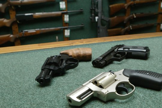 Kauniečio bute rasti neteisėtai laikomi 56 šautuvai ir 3 pistoletai