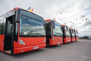 Charkivui perduodama nauja humanitarinė siunta iš Kauno: į Ukrainą iškeliauja 5 autobusai