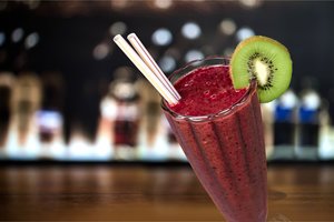 Gydytojas perspėja dėl šio mėgstamo „sveiko“ gėrimo: jame yra tiek cukraus, kiek koloje