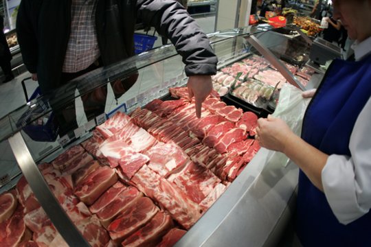 Į Vokietiją pigesnės mėsos vyksta net su šaltkrepšiu: apie tai, kas vyksta sektoriuje – ne visi nori kalbėti garsiai