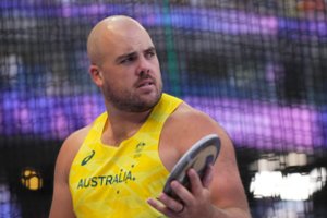 Be M. Aleknos, bet su kritusiais rekordais: Dohoje – driokstelėję disko metikai