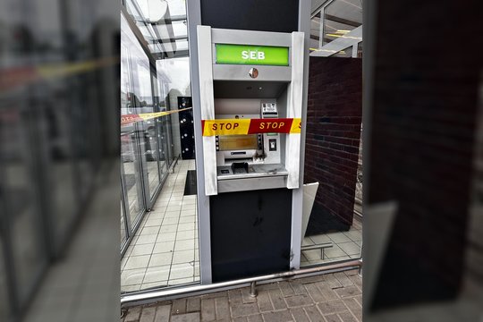 Kazlų Rūdoje bandyta išplėšti bankomatą, meras pasidalino vaizdu iš įvykio vietos