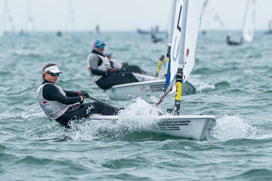 Pasaulio buriavimo čempionatas finišavo nepagailėdamas netikėtumų: nuo 4 dienų štiliaus iki stipraus gūsingo vėjo