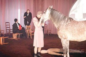 Festivalis „TheATRIUM“ kelia sparnus – sceną sudrebins tikro ristūno kanopos