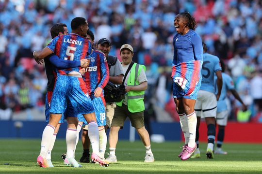 Daugkartinius Anglijos čempionus šokiravę „Crystal Palace“ futbolininkai perrašė klubo istoriją