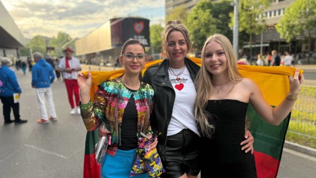 Į „Eurovizijos“ finalą atvyko gausus būrys lietuvių: linki vieno