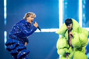 Bazelio arenos stogas kilnojosi: scenoje – praėjusių metų favoritai