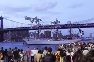 Niujorke – baisi tragedija: mokomasis Meksikos karinių pajėgų laivas trenkėsi į legendinį Bruklino tiltą, žuvo žmonės