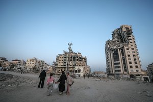 Gazos gelbėtojų teigimu, tarp 33 žuvusiųjų per Izraelio antskrydžius yra vaikų