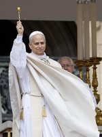 Pirmajame popiežiaus Leono XIV pamoksle – žinutė pasauliui ir plojimais pasitiktas teiginys apie Ukrainą