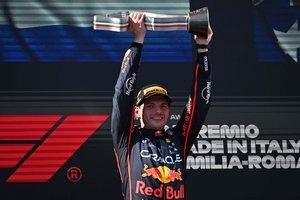 Italijos trasoje triumfavo gražų lenkimą atlikęs M. Verstappenas
