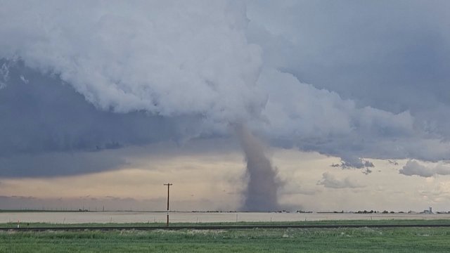 JAV praūžė tornadas: užfiksuoti dramatiški liudininkų kadrai