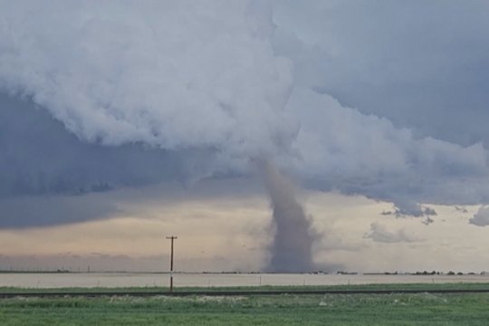 JAV praūžė tornadas: užfiksuoti dramatiški liudininkų kadrai