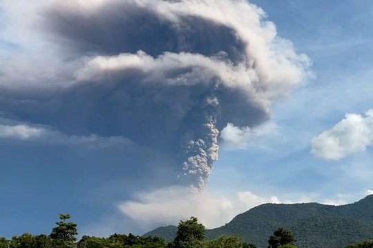 Indonezijoje – galingas ugnikalnio išsiveržimas: išsviedė kilometro aukščio pelenų debesį