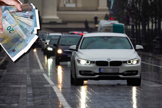 Šį gestą su automobilio šviesomis vadina „sena tradicija“: kada vairuotojui jis gali uždirbti baudą