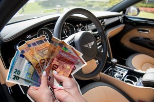 Už automobilį – kaip už nekilnojamąjį turtą: lietuvių garažuose aptinkamos mašinos verčia išsižioti