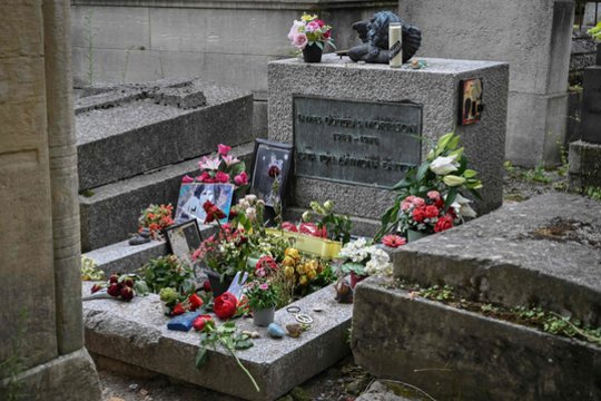 Rastas prieš 37 metus nuo kapo pavogtas rokerio J. Morrisono biustas