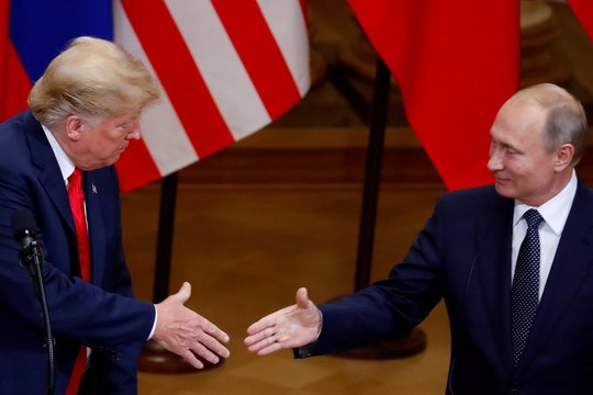 Atskleistos D. Trumpo ir V. Putino pokalbio detalės: aptarė galimą derybų vietą