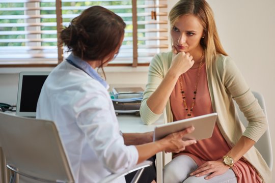 Moteriškų hormonų pokyčiai – nuo paauglystės iki menopauzės: kaip sau padėti?