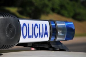 Girtas BMW vairuotojas Telšių r. sukėlė avariją, per kurią nukentėjo kartu važiavusi moteris