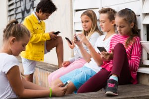 Bandymas pasiekti ekspertų sutarimą dėl išmaniųjų telefonų įtakos paauglių psichikai baigėsi ginču