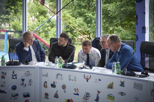 Pastebi, kad JAV ir Europa sprendžia skirtingas problemas dėl karo Ukrainoje: perspektyva – niūri