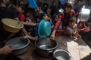 JT: Izraelis įleis dar 100 sunkvežimių su pagalba Gazai