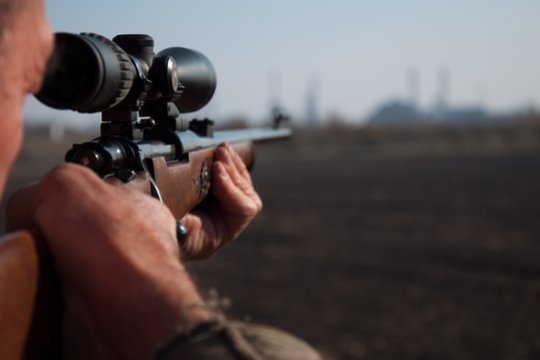 Neįtikėtina: skelbia, kad ukrainiečių snaiperis šūviu sustabdė rusų šarvuotį