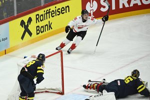 A grupę laimėjusi Kanada susitvarkė su pralaimėjimų neturėjusia Švedija, tapo aiškios čempionato ketvirtfinalio poros