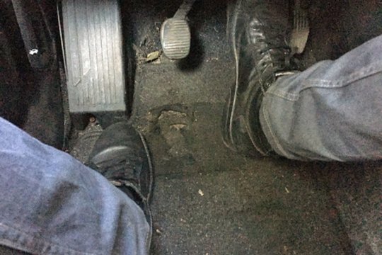 Kas nutinka, jei vienu metu spaudžiate akceleratoriaus ir stabdžių pedalus: vairuotojai nustemba