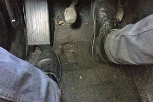 Kas nutinka, jei vienu metu spaudžiate akceleratoriaus ir stabdžių pedalus: vairuotojai nustemba