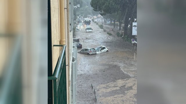 Vaizdai iš užtvindyto Prancūzijos miesto: žuvo moteris, jos vyras – tebėra dingęs
